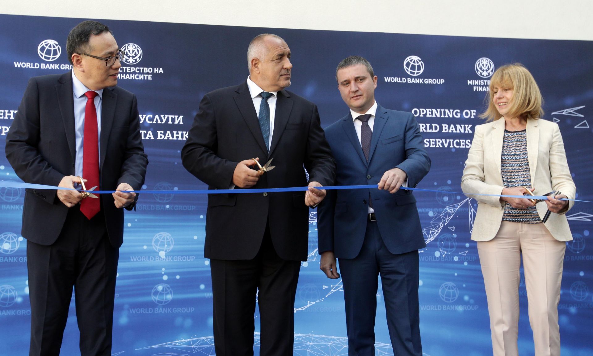 Предстои изграждането на един от най-важните коридори - София - Скопие - Тирана, каза премиерът на откриването на нов център за споделени услуги на Групата на СБ