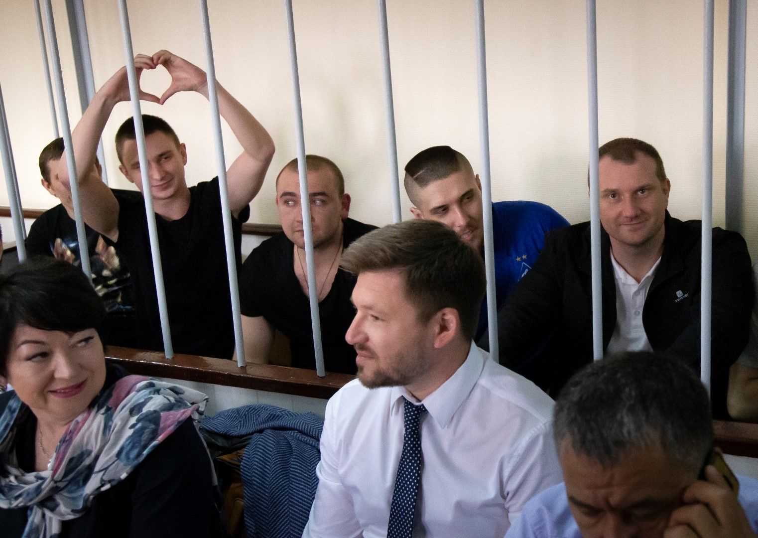 Задържаните украински моряци в залата на руския съд, който ги задържа за още 3 месеца
