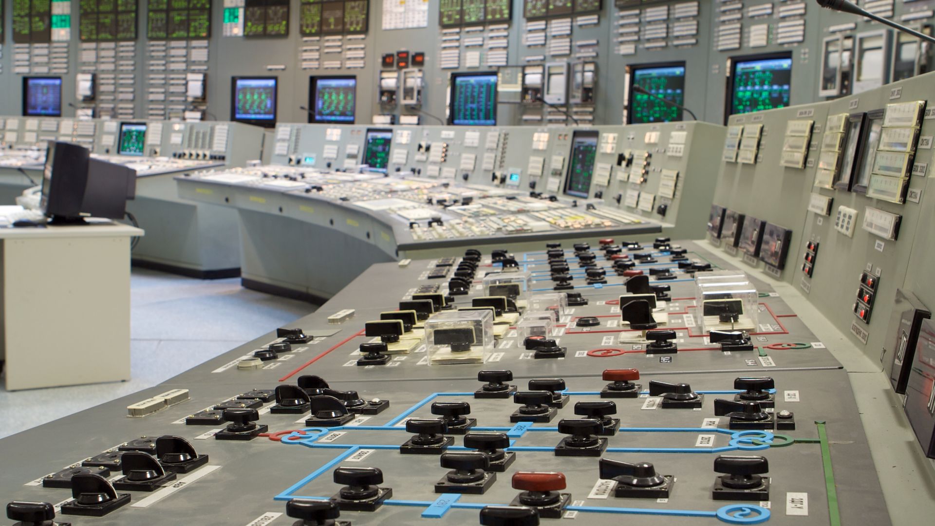 Руска АЕЦ изключи автоматично три от четирите си реактора заради
