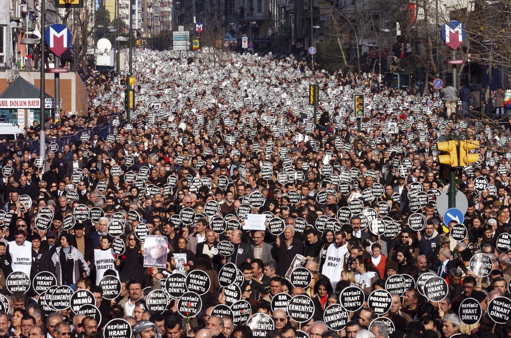 Десетки хиляди хора се стекоха по улиците на Истанбул за погребението на убития Хрант Динк на 23 януари 2007 г.