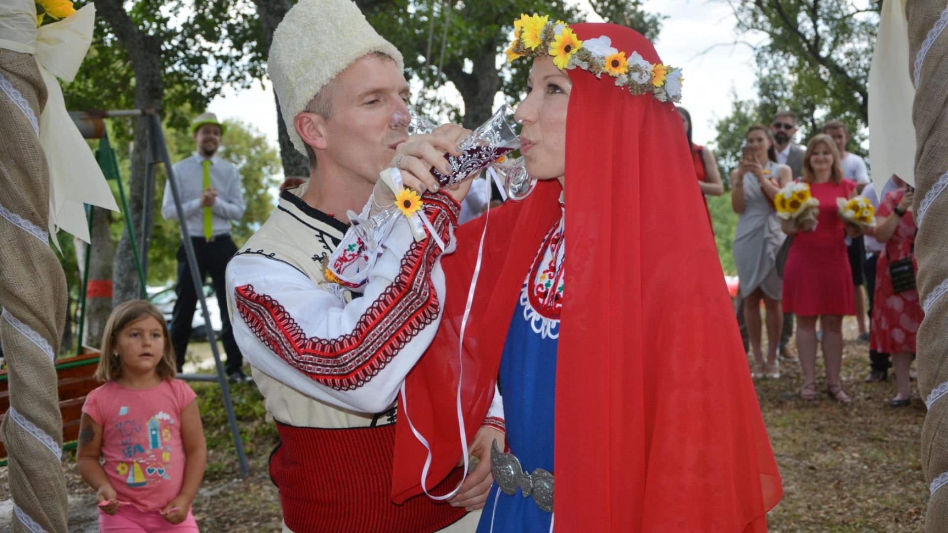 Първа сватба от 46 години в село Хухла: Българка и англичанин си казаха "да"