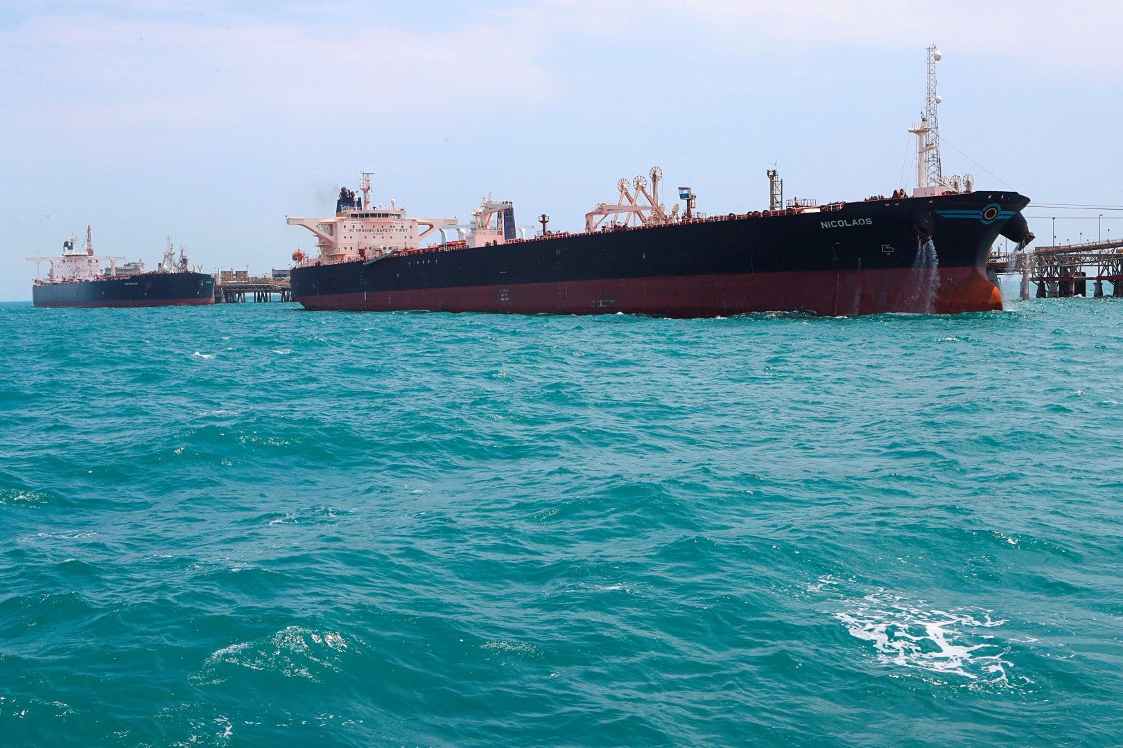Петролните фючърси нараства с близо 1%, след като Иран обяви, че е задържал чуждестранен петролен танкер в Персийския залив.