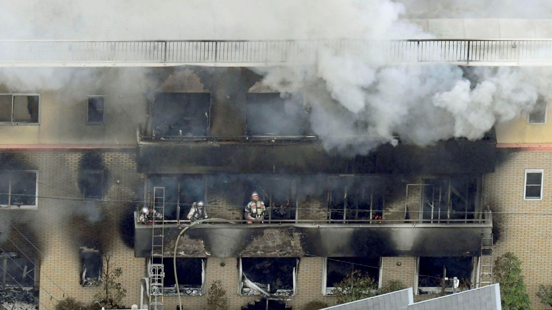 Поне 33 души са загинали а десетки са ранени при предизвикания