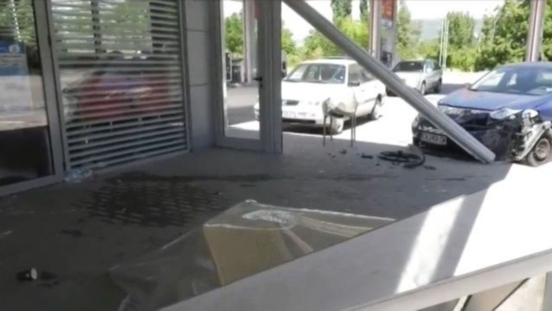 Лек автомобил Сеат се вряза в бензиностанция в Монтана На