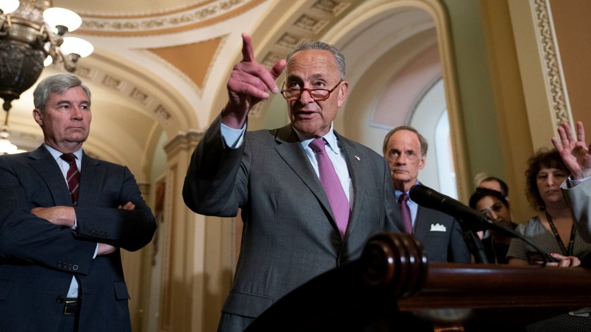 Лидерът на демократите в американския Сенат Чък Шумър поиска приложението