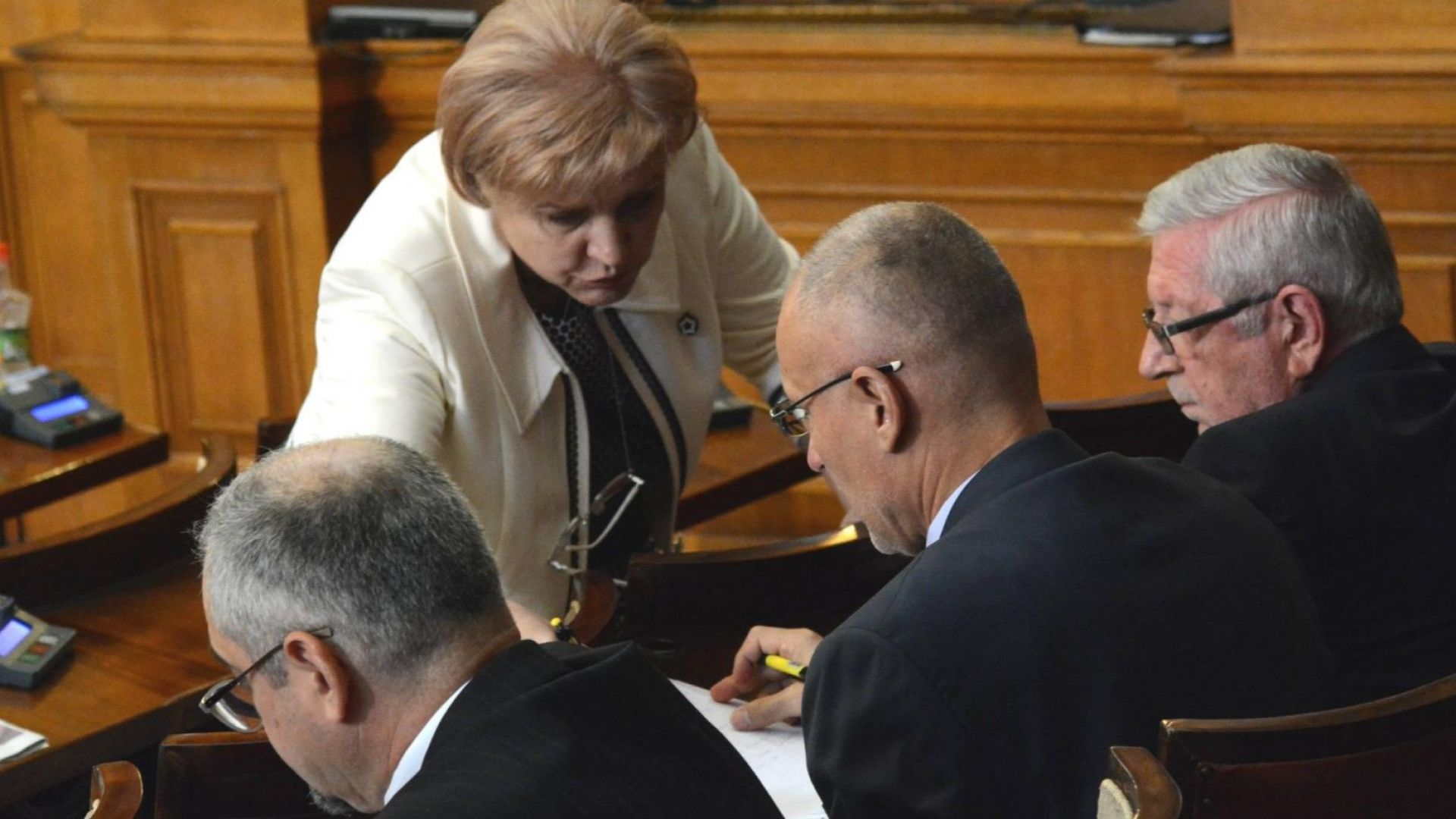 С 12 гласа за и 6 против депутатите приеха наново