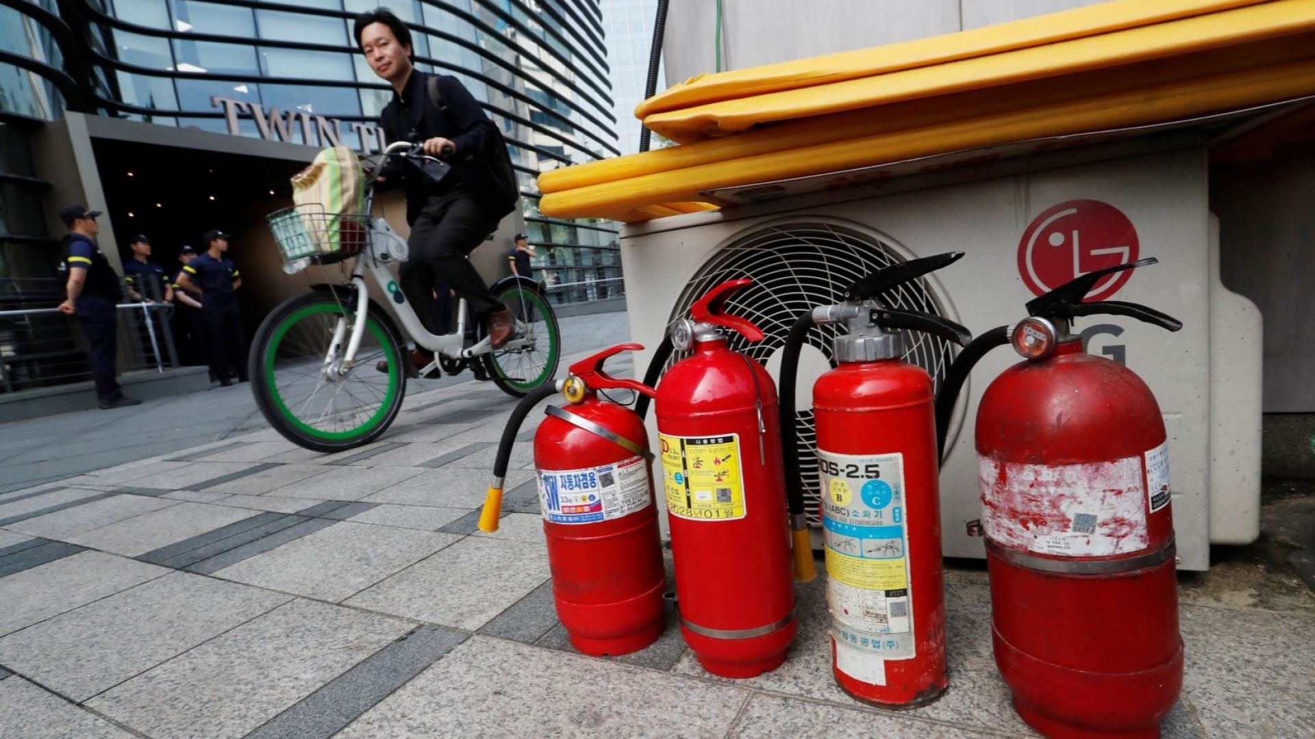 Възрастен мъж се е самозапалил пред японското посолство в Сеул