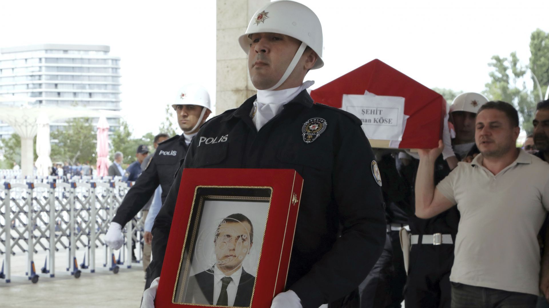 Турция започна вчера широкообхватна въздушна операция срещу Кюрдската работническа партия