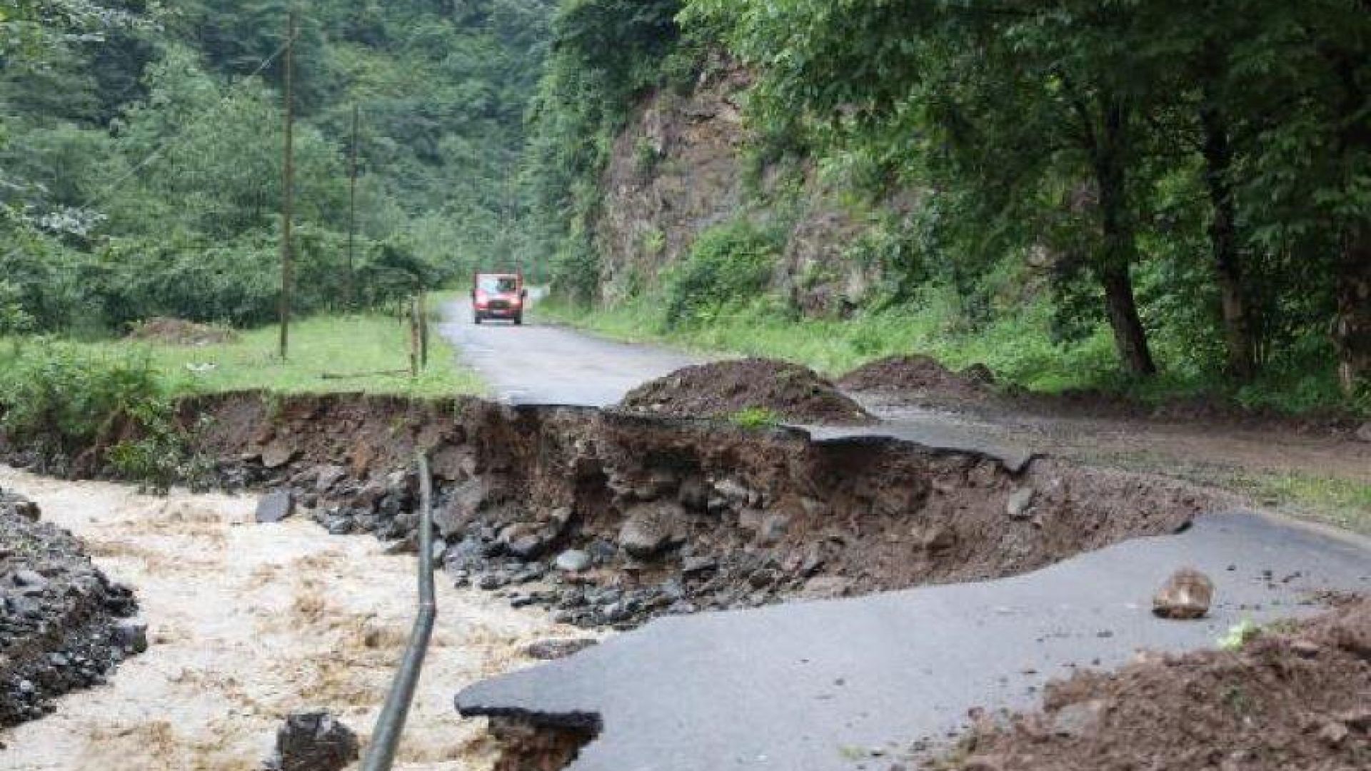 Седем души са безследно изчезнали при наводнения в окръг Дюздже