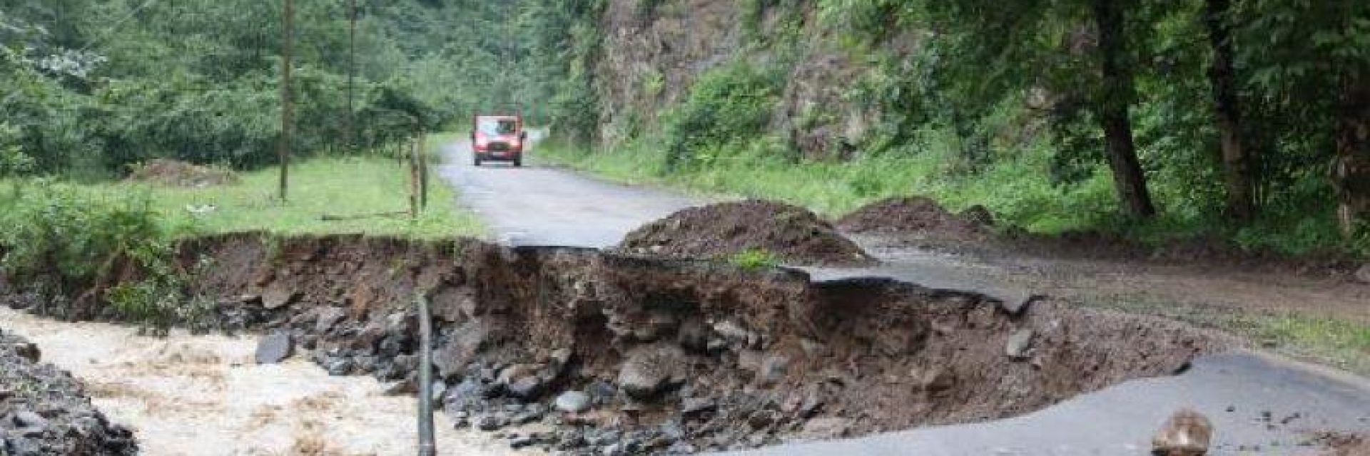 Седем безследно изчезнали при наводнения в Турция (видео)