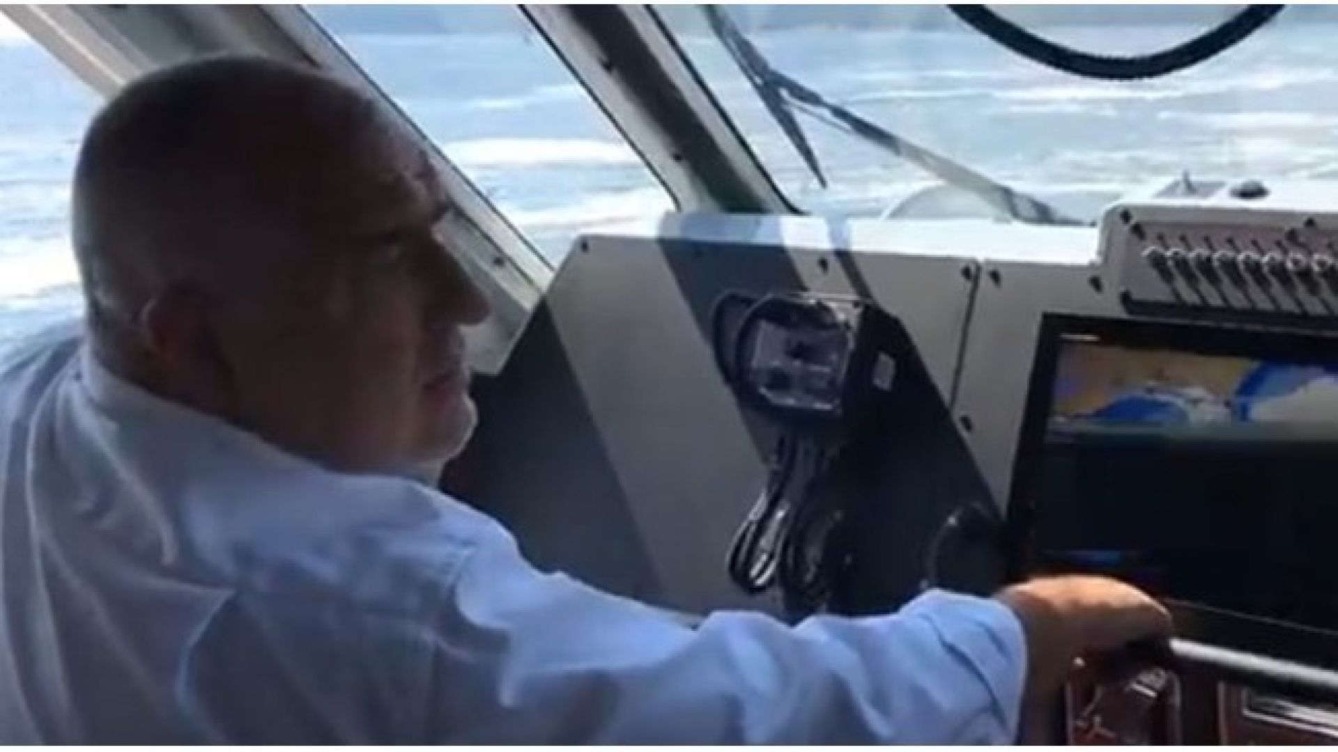 Премиерът Бойко Борисов тръгна на инспекция по морето Той подкара