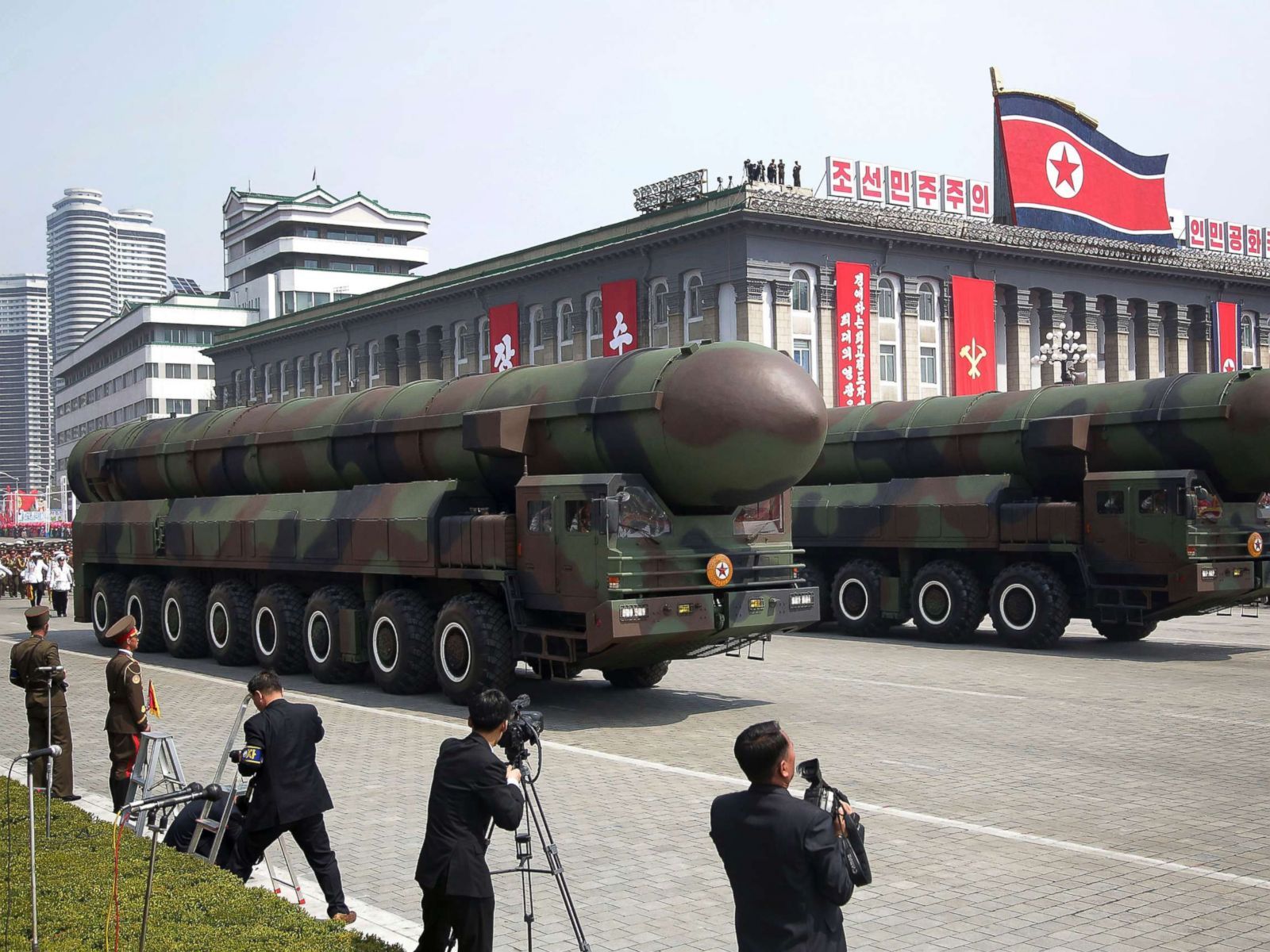Балистични ракети по време на парад в Пхенян