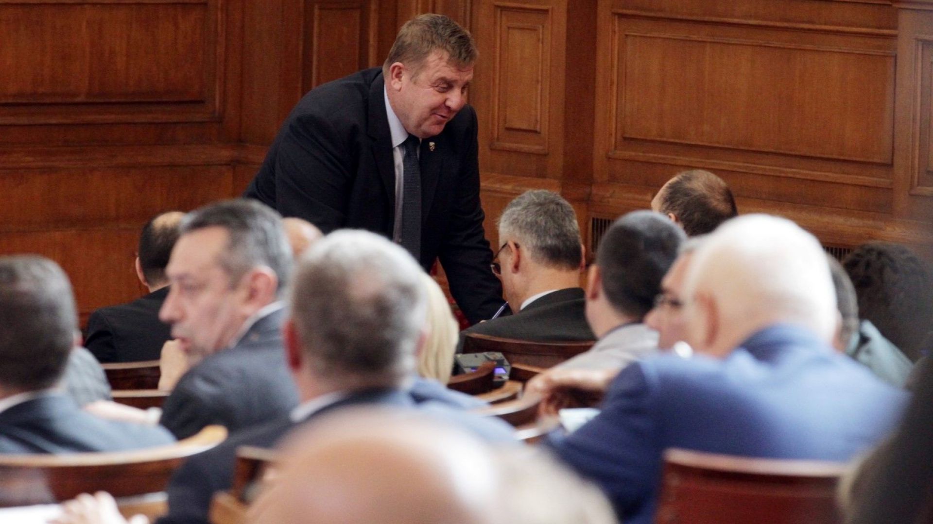 Заседанието на парламента бе прекратено след като депутати от БСП