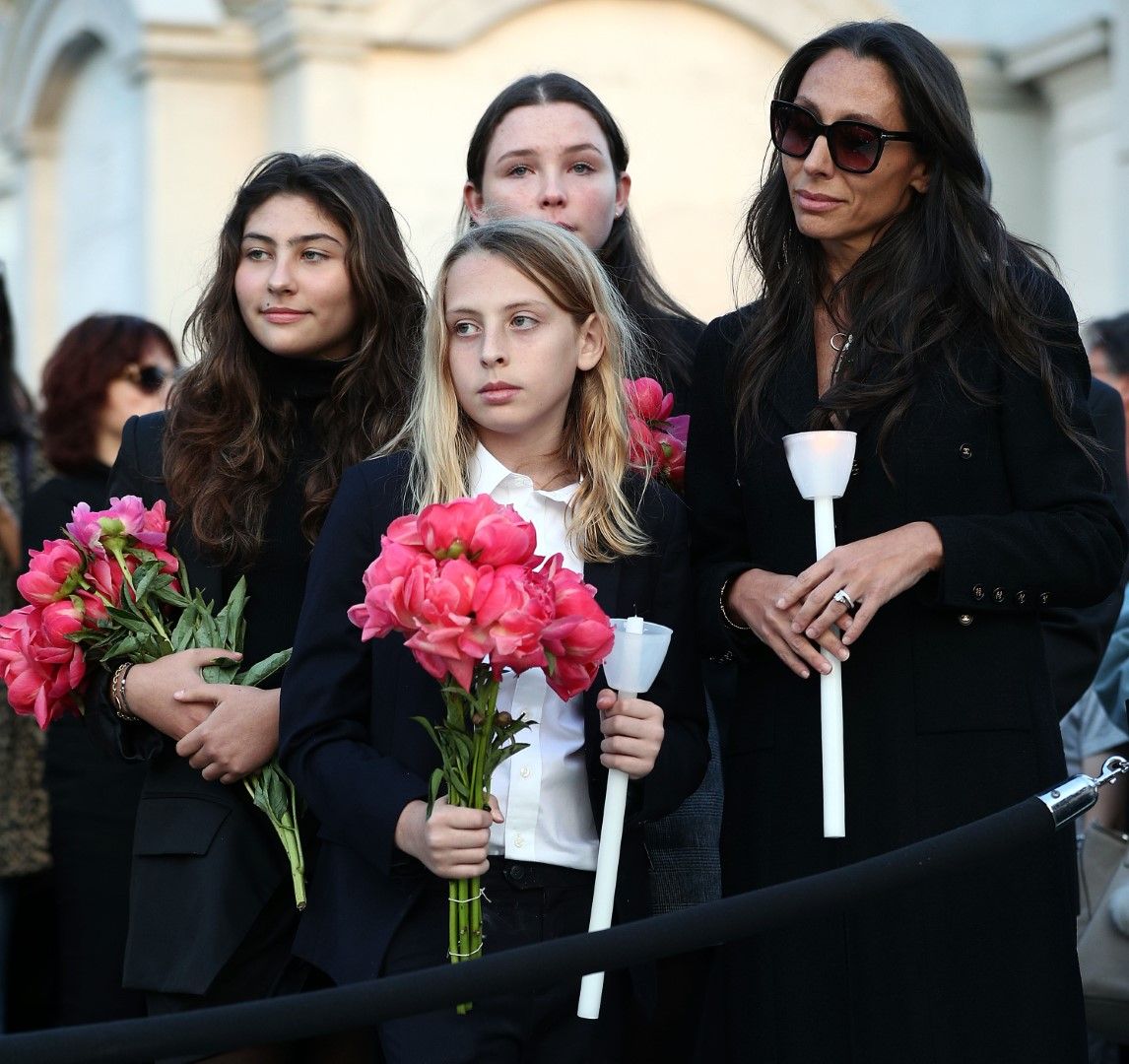 Семейството на Крис Корнел на погребението на музиканта