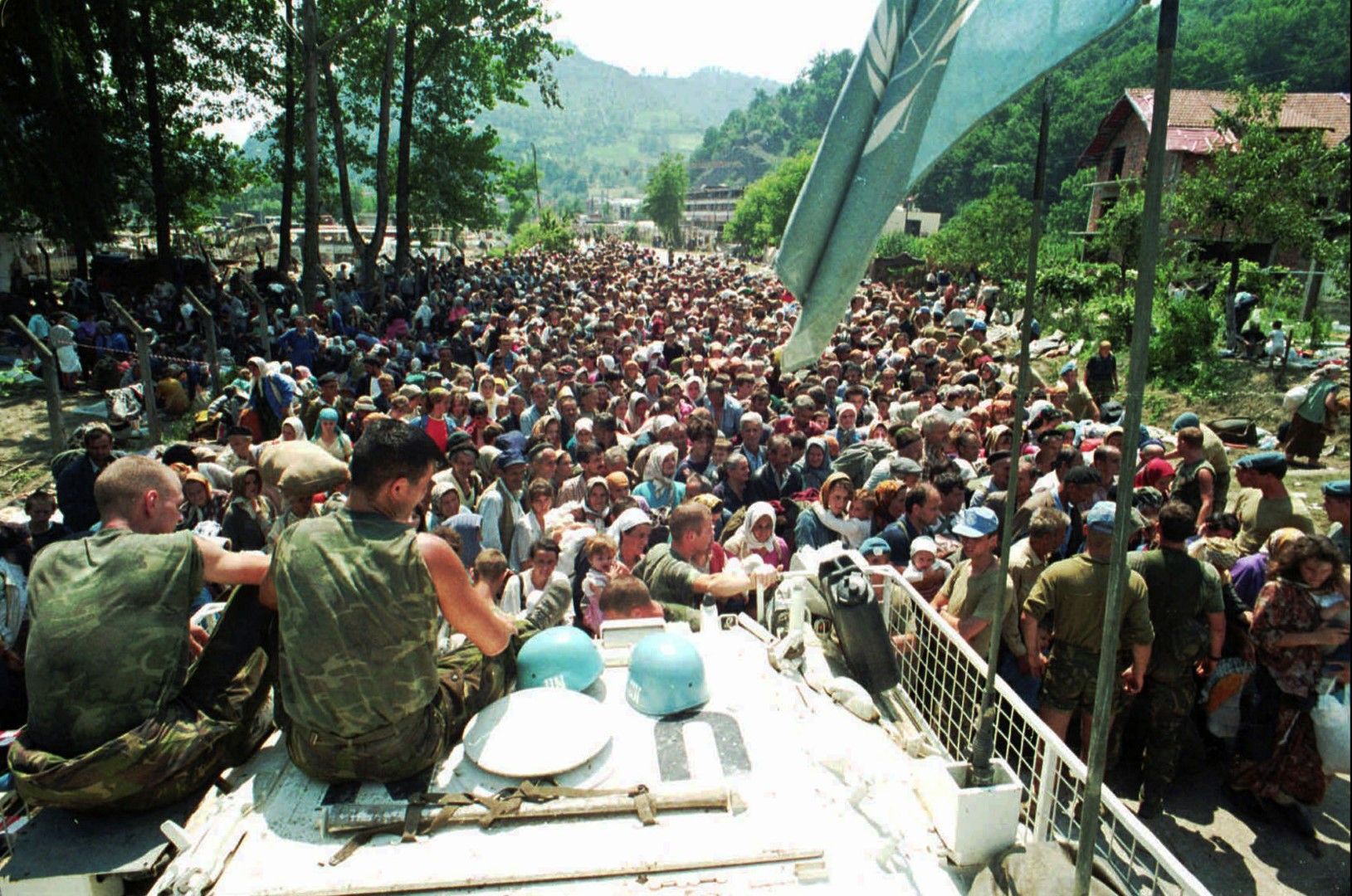Холандският мироопазващ батальон от ООН в Сребреница и босненски бежанци мюсюлмани, 13 юли 1995 г.