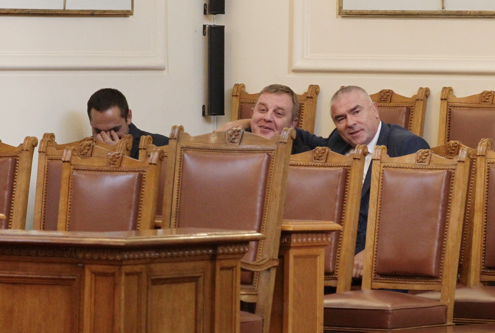 Красимир Каракачанов и Веселин Марешки в парламента по време на обсъждането на сделката за Ф-16, 19 юли 2019 г.