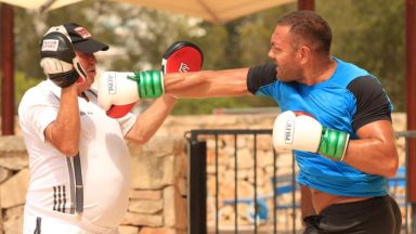 Кобрата тренира здраво в Испания преди решаващия ден в Калифорния