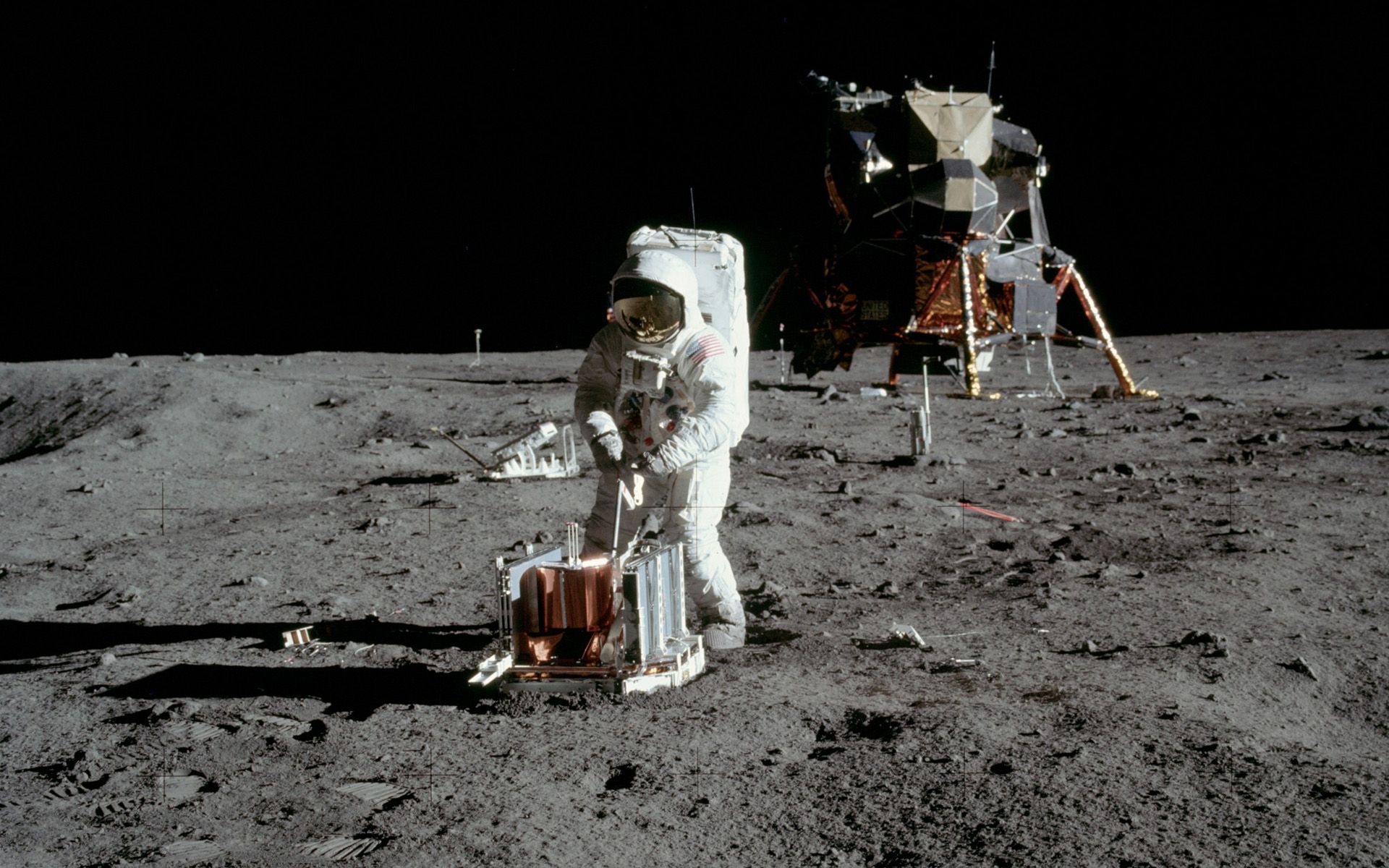Снимки на „Аполо-11“ от Луната