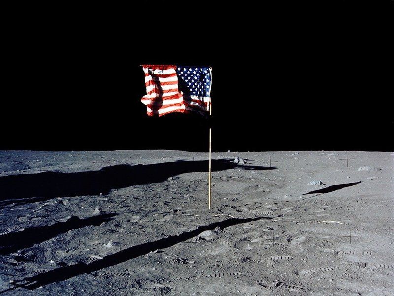 Първото знаме на САЩ на Луната
