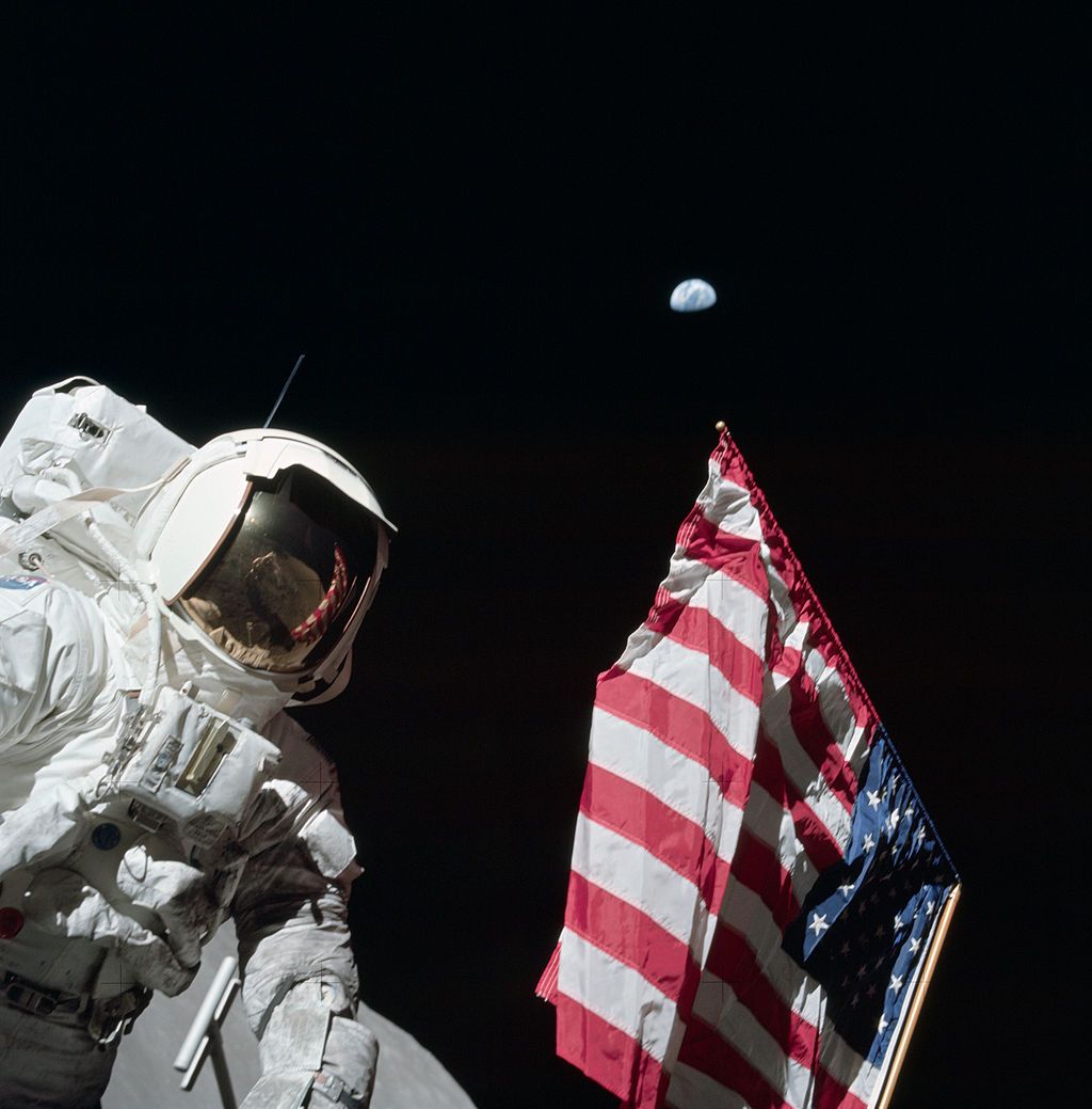 Американското знаме на Луната