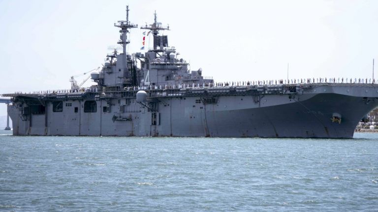 Служители са обяснили, че разрушителят на американските ВМС USS Carney е