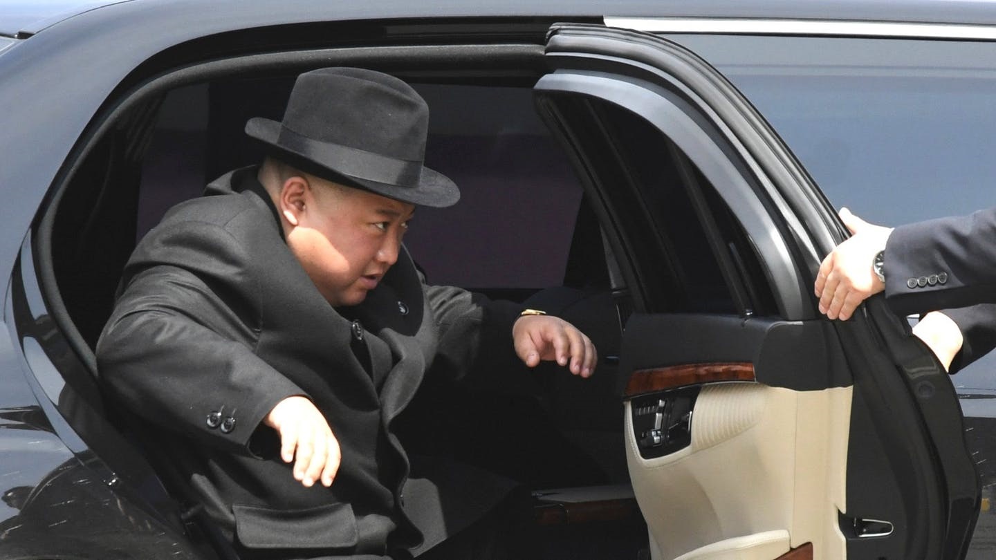 Руснак снабдява Северна Корея с лимузини Mercedes