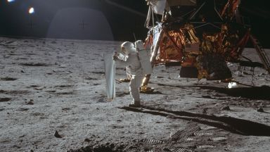 50 години по-късно: Луната все още е страхотна за бизнес
