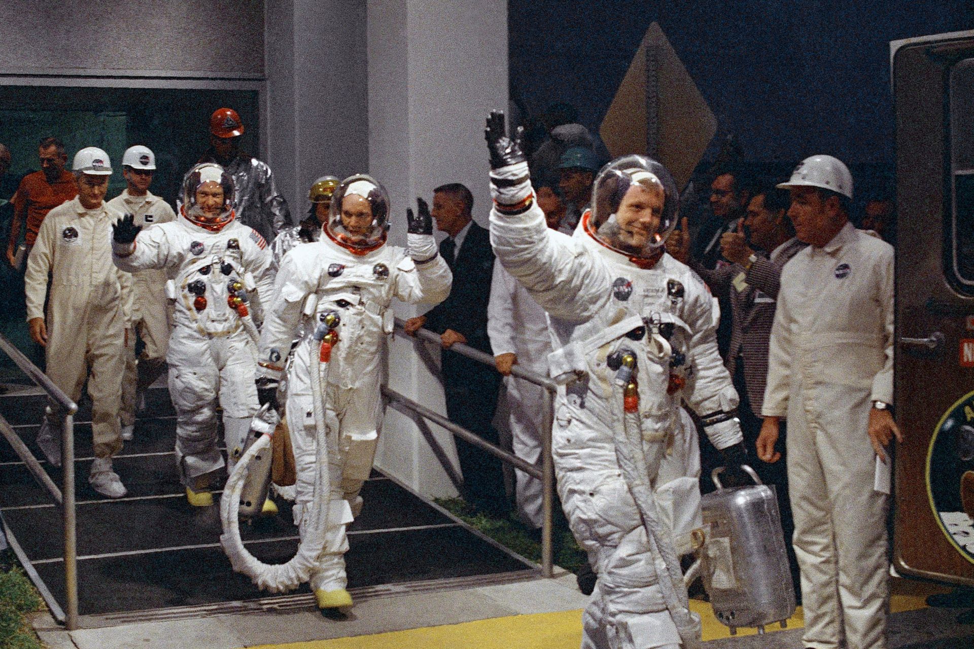 В тази снимка от 16 юли 1969 г., отдясно, Нийл Армстронг, Майкъл Колинс и Бъз Олдрин отиват до микробуса, който ще отведе екипажа на стартовата площадка в космическия център Кенеди на остров Мерит, Флорида