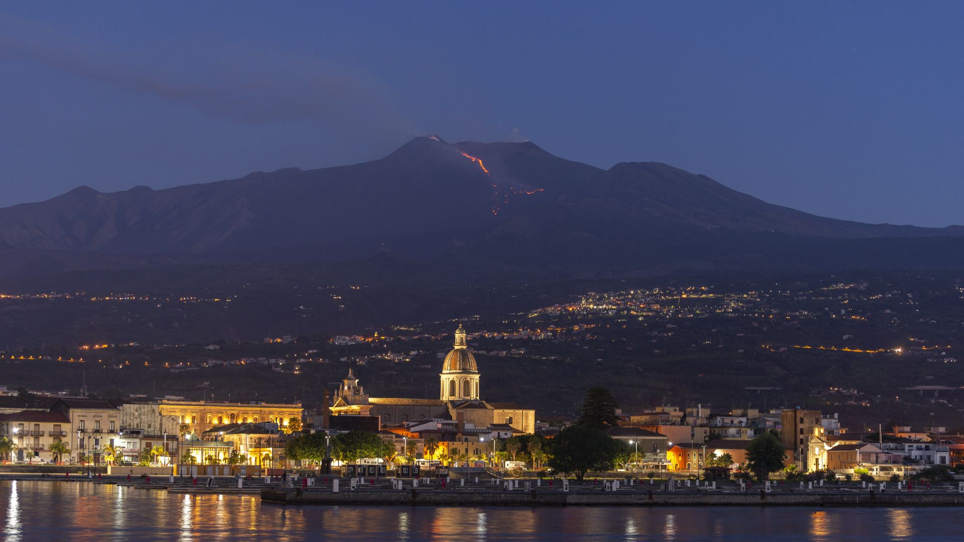 Сицилианският вулкан Етна изригна тази нощ предаде Франс прес Лава