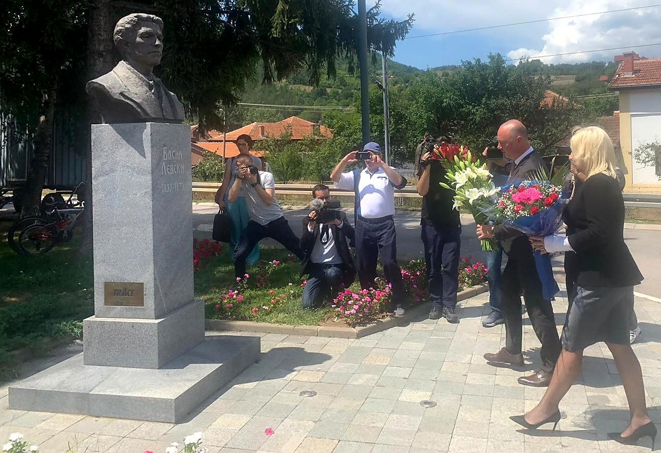 Двамата министри поднесоха цветя пред паметника на Васил Левски в Цариброд 