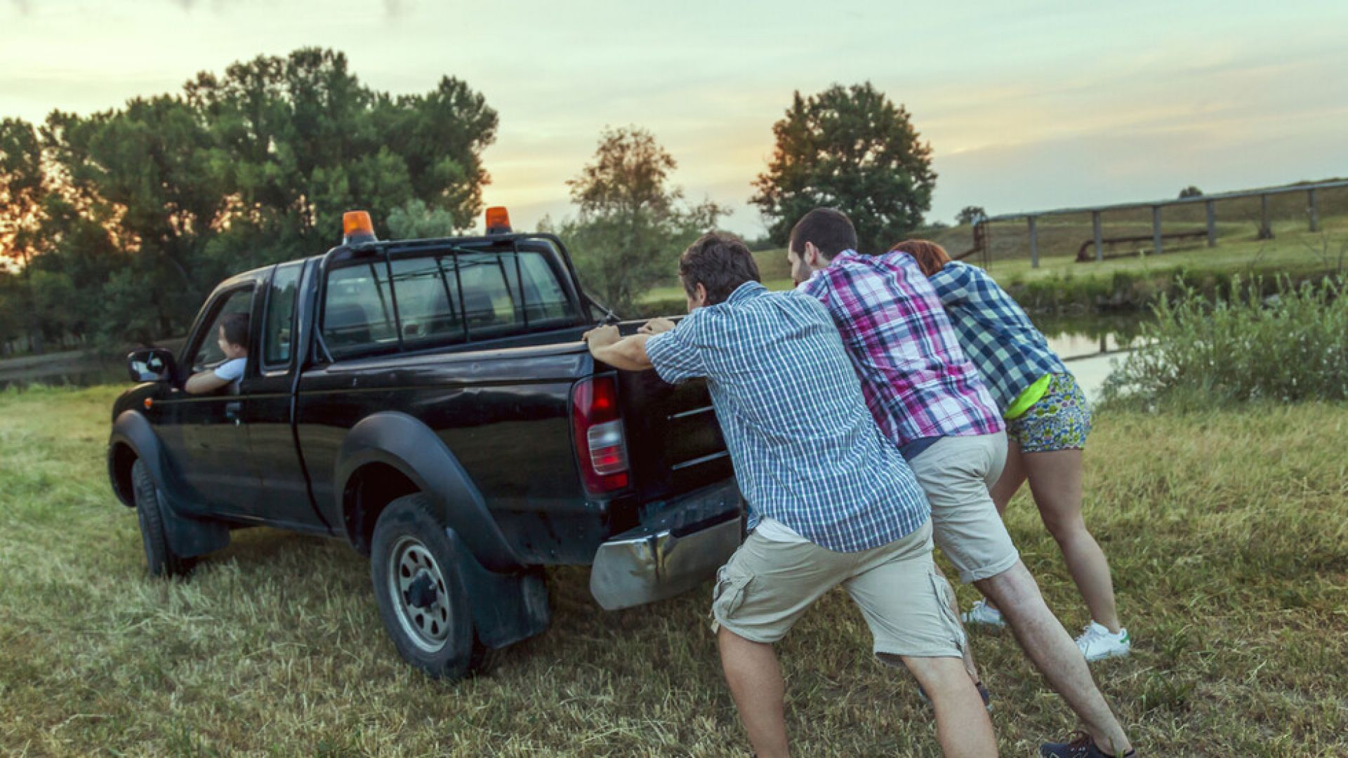 Трима тийнейджъри придобиха популярност след като бутаха кола 9 километра