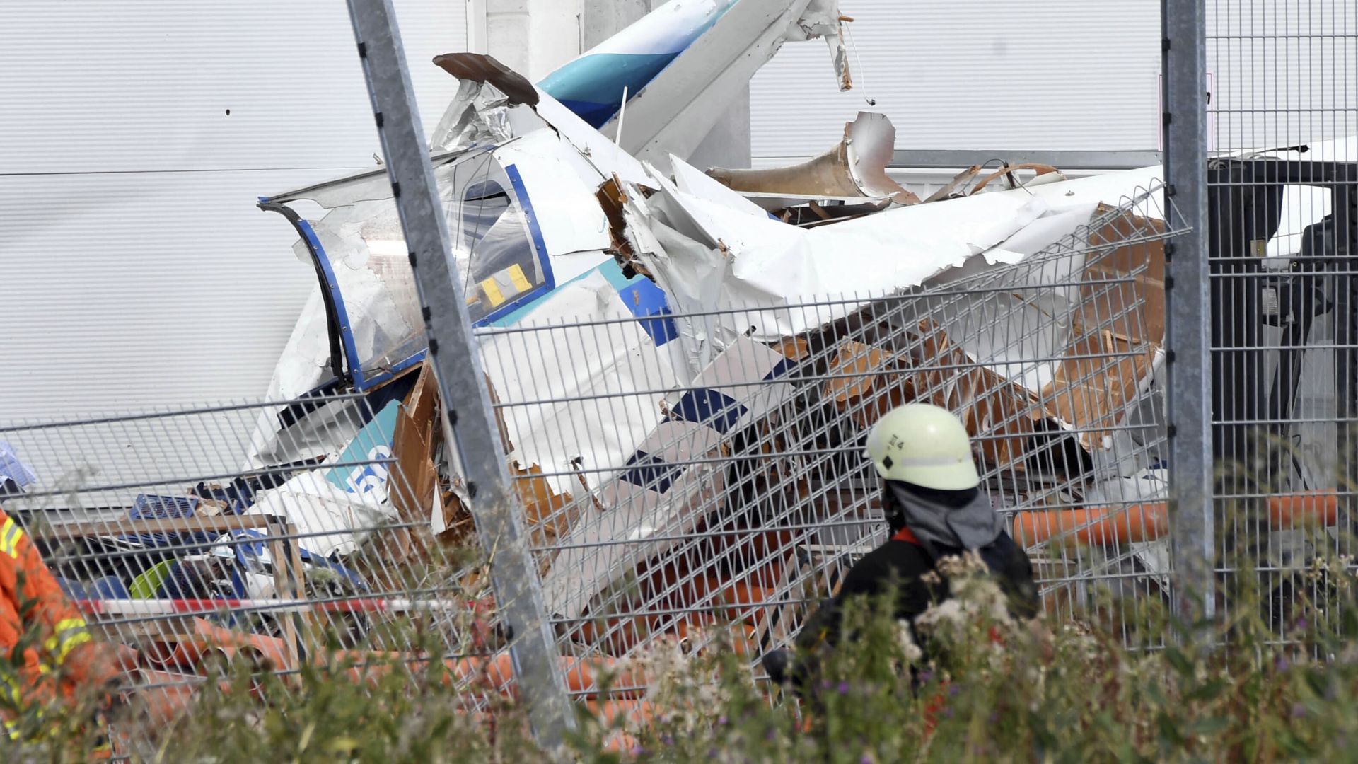 Малък самолет се вряза в сграда в Германия, трима загинали