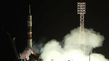 Руска космическа капсула с трима астронавти се отправи към МКС (видео)