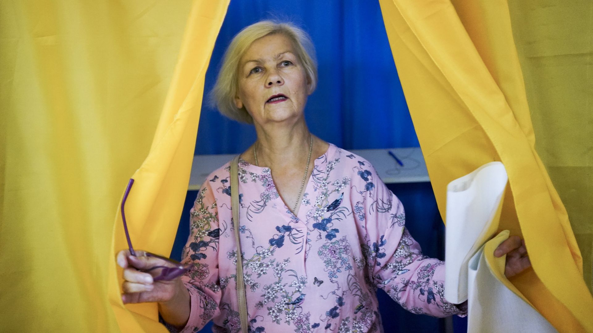 Украинците гласуват днес на предсрочни парламентарни избори Очаква се на