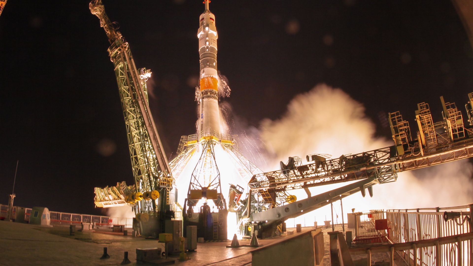 Трима астронавти пристигнаха на Международната космическа станция рано тази сутрин