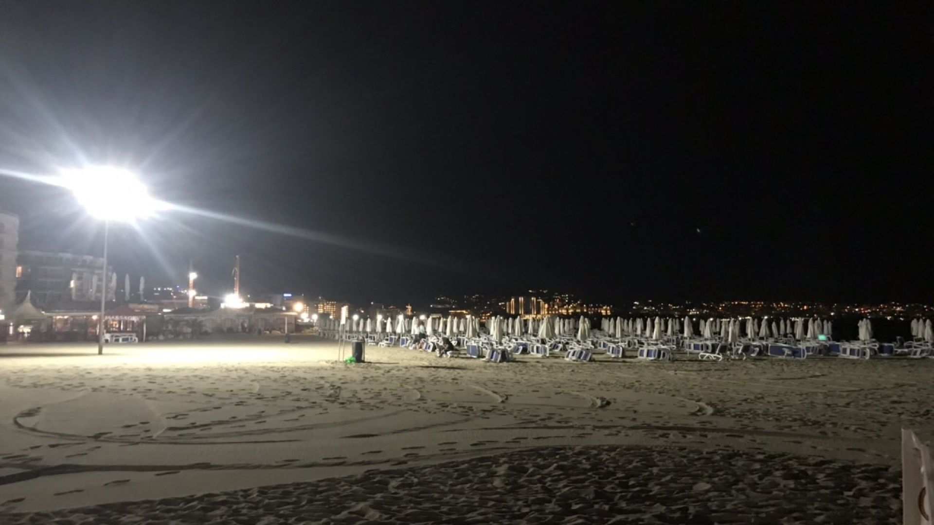 Трийсет и един стълба с общо 93 мощни лампи осигуряват