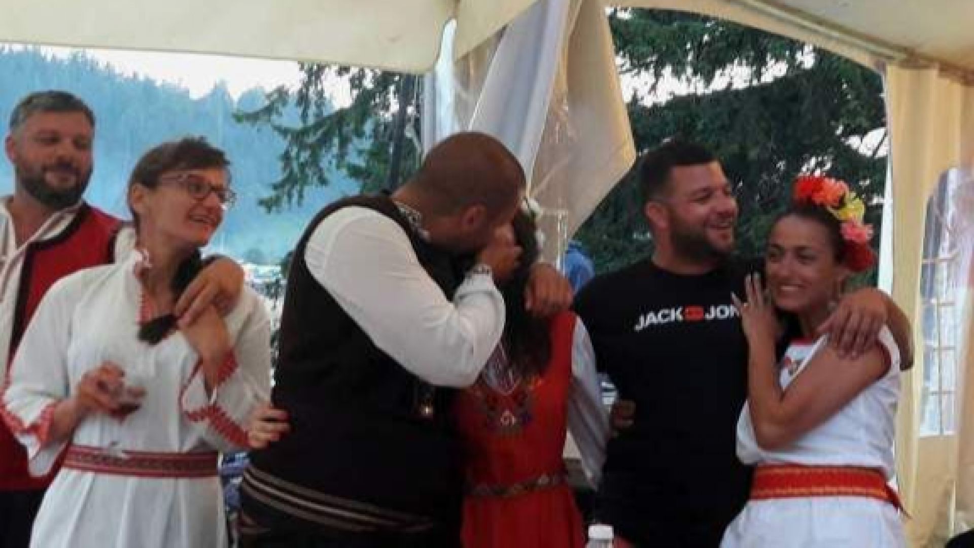 Овации от стотици непознати хора събра истинска сватба на събора