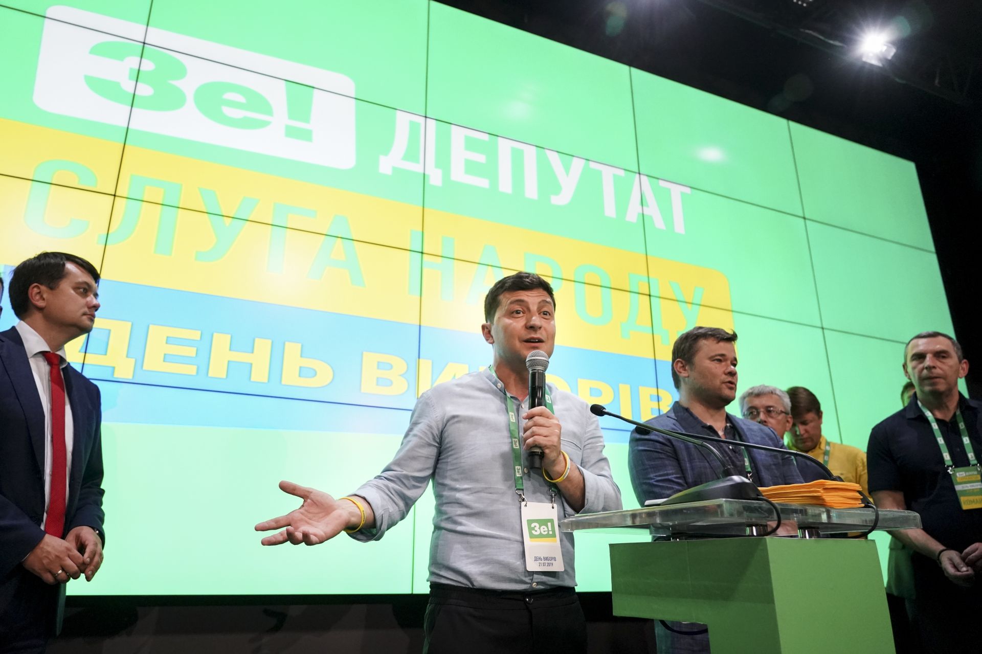 Партията "Слуга на народа" на президента Володимир Зеленски печели парламентарните избори в Украйна