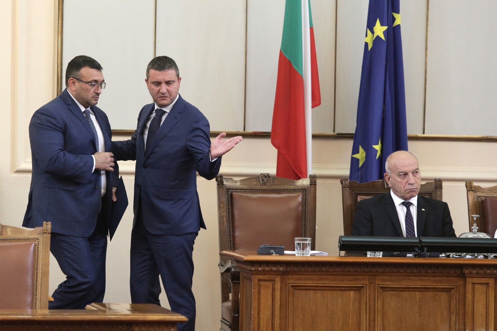 Министърът на вътрешните работи Младен Маринов (ляво) и министърът на финансите Владислав Горанов (в средата) дойдоха в парламента, където бяха изслушани от депутатите по казуса с изтичането на данни от Националната агенция за приходите (НАП), 16 щли 2019