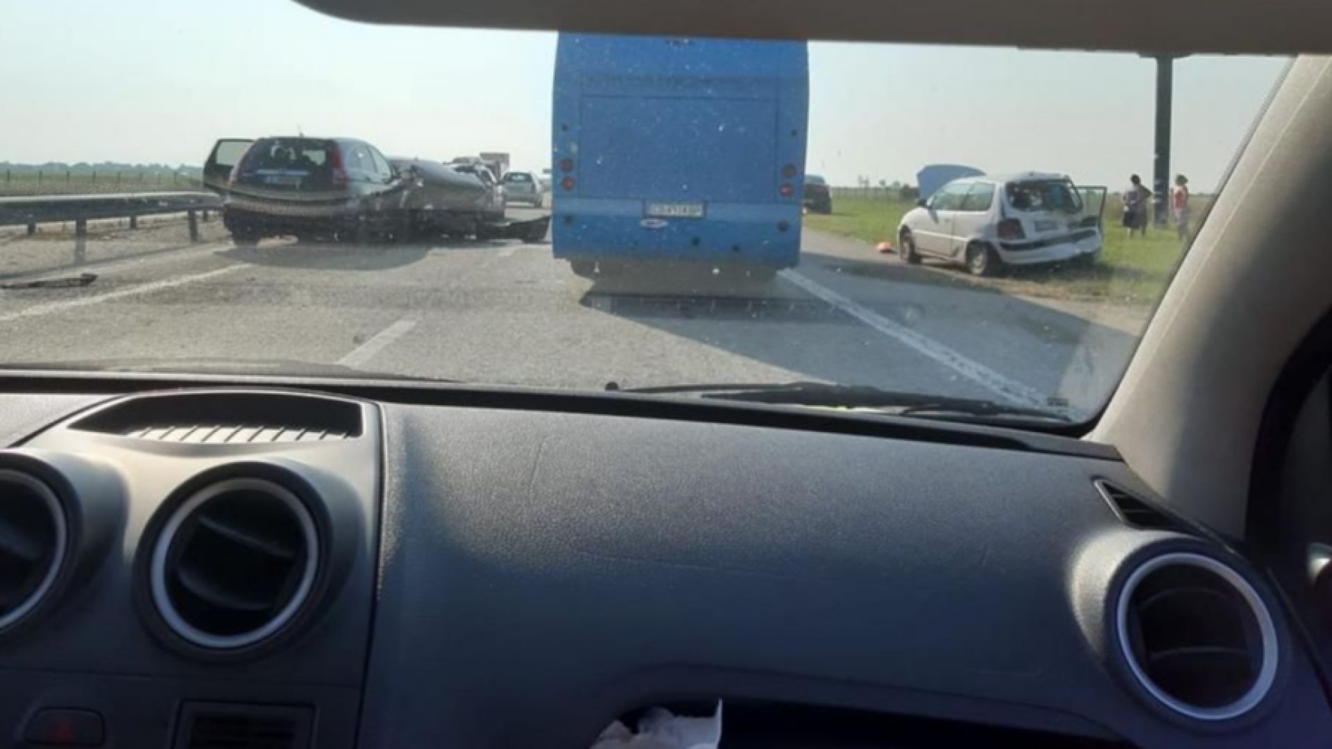 Верижна катастрофа между шест автомобила е станала на магистрала Тракия