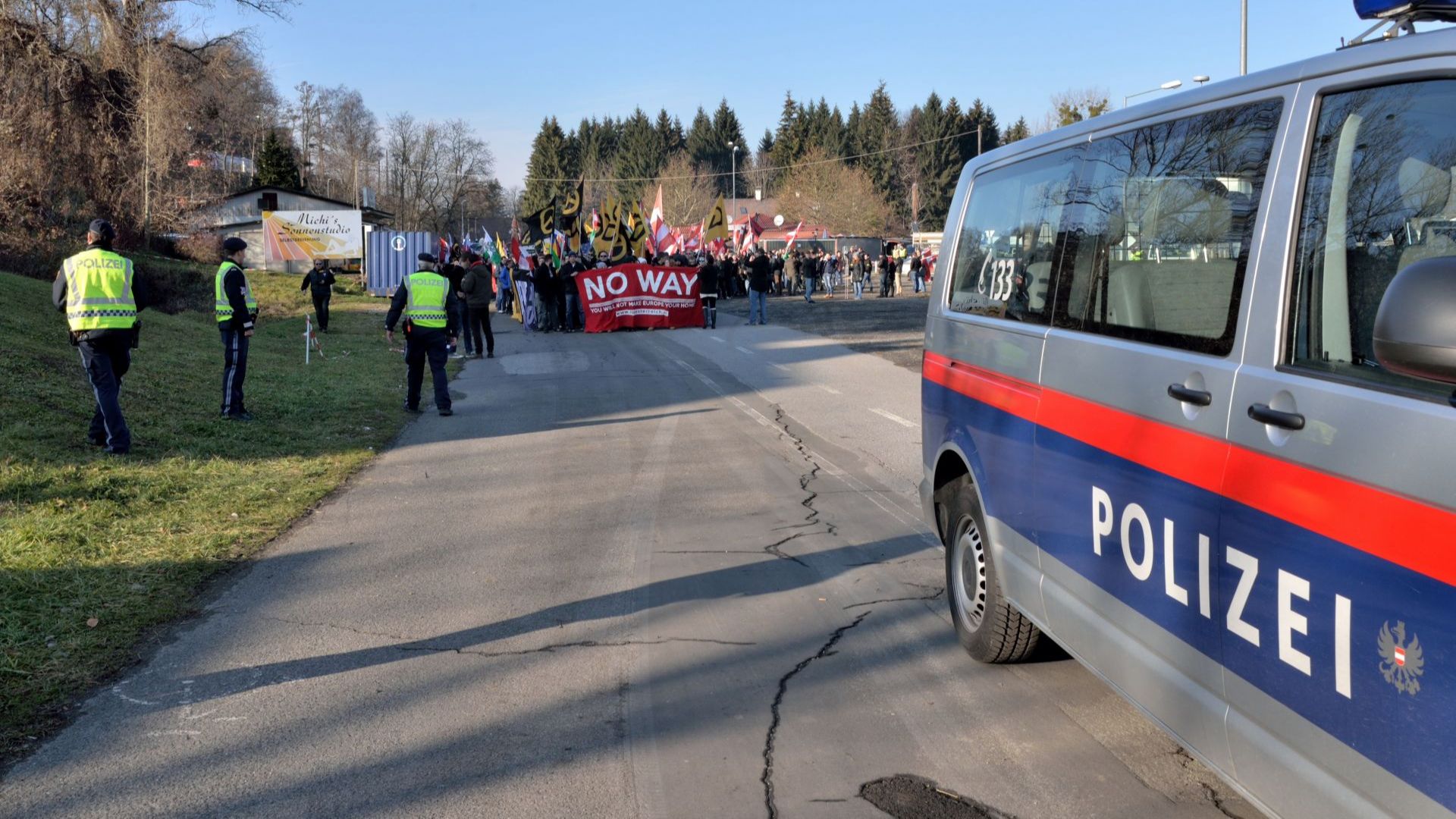 Словения праща войници на границата да помагат на полицията срещу бежанци