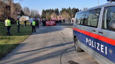 Словения праща войници на границата да помагат на полицията срещу бежанци