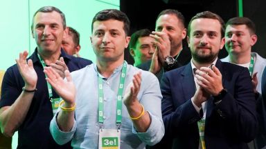 С 237 от 450 депутати партията на Зеленски може да управялва сама