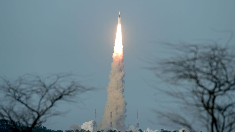 Индия изстреля своята втора лунна мисия