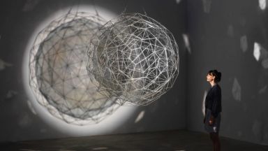 Датският "повелител на светлината" Олафур Елиасън представя изложба в Tate Modern в Лондон