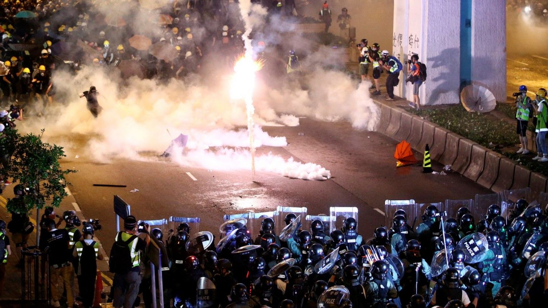 Хонконг е в шок след нощта на насилие в неделя,