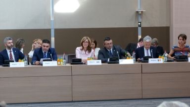 Захариева и Маринов се обявиха против приемането на мигранти директно от корабите