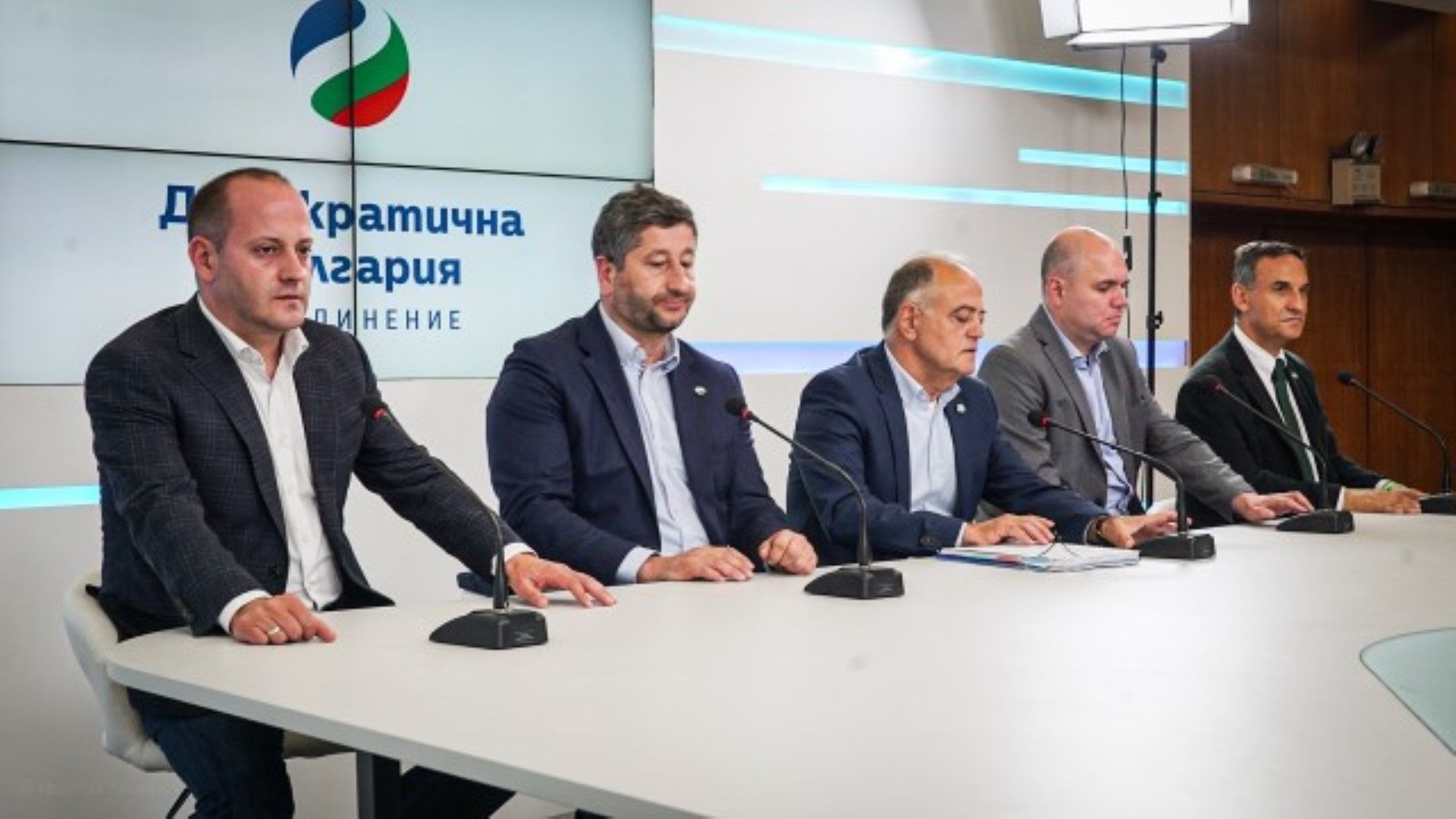 Демократична България се явява като коалиция и на местния вот