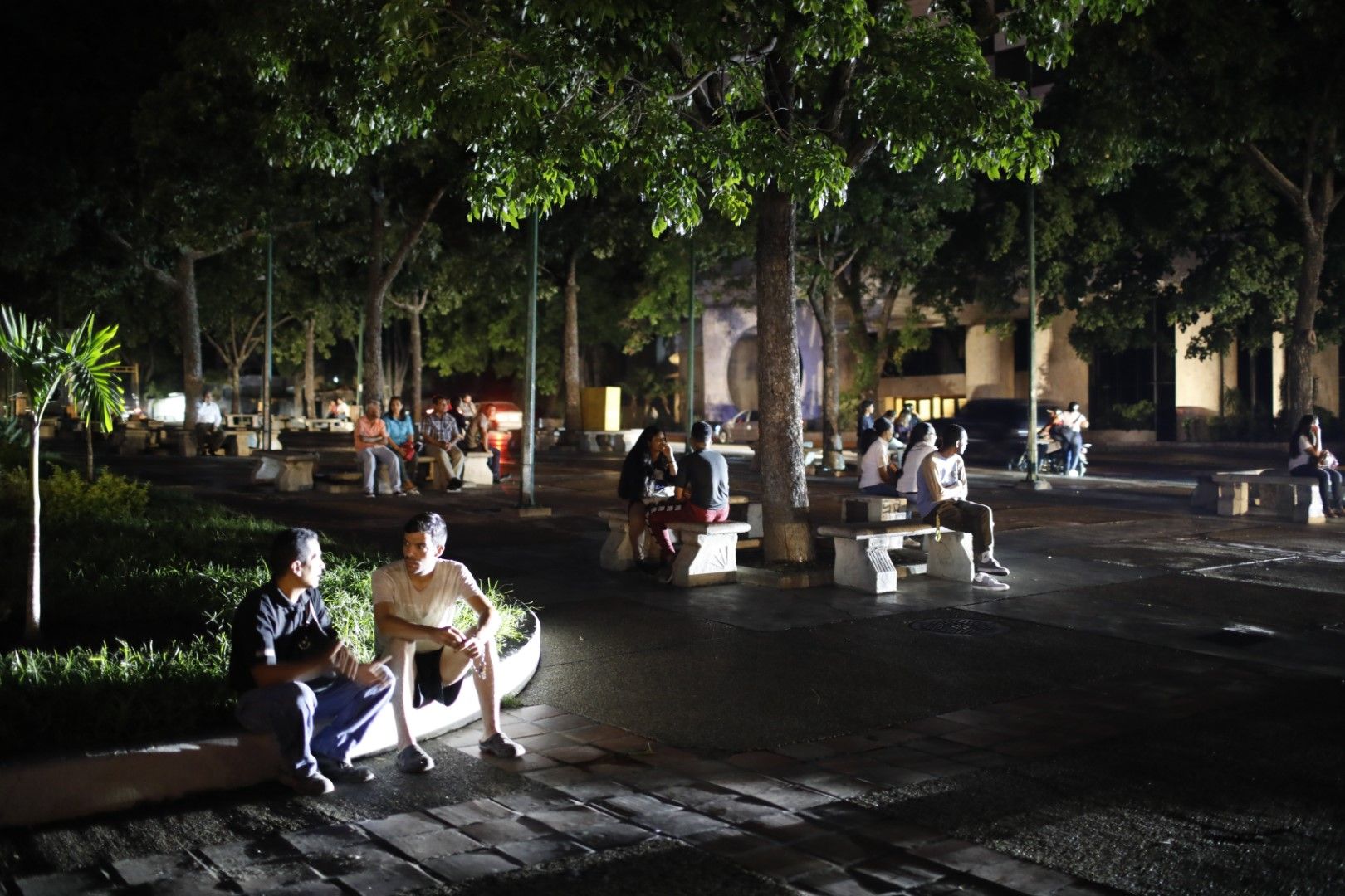 Хора седят на тъмно в Каракас