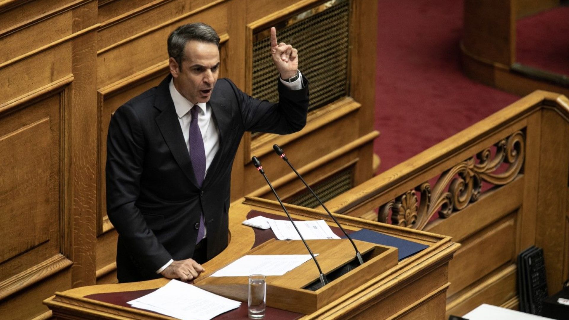 Гръцкият парламент гласува доверие тази вечер на премиера консерватор Кириакос